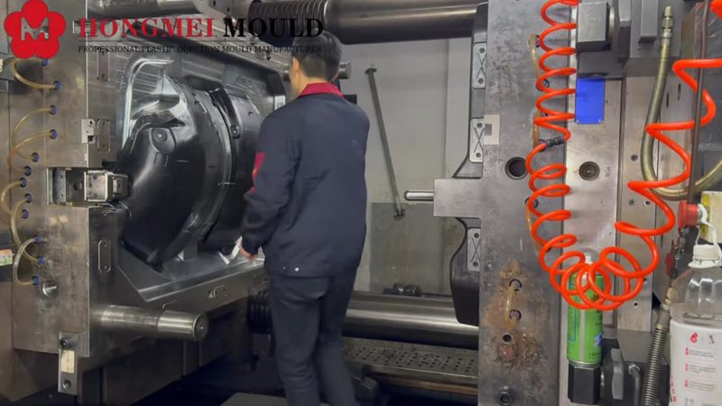 大型吹塑模具：揭秘其制造工艺与关键因素**